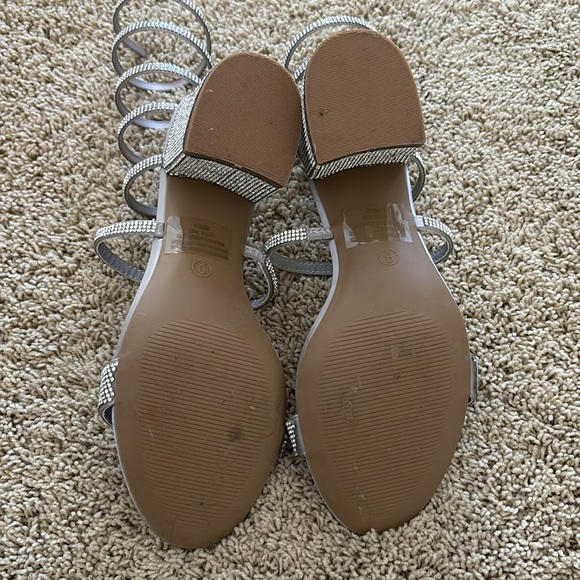 Silver Heels - Picture 6 of 7